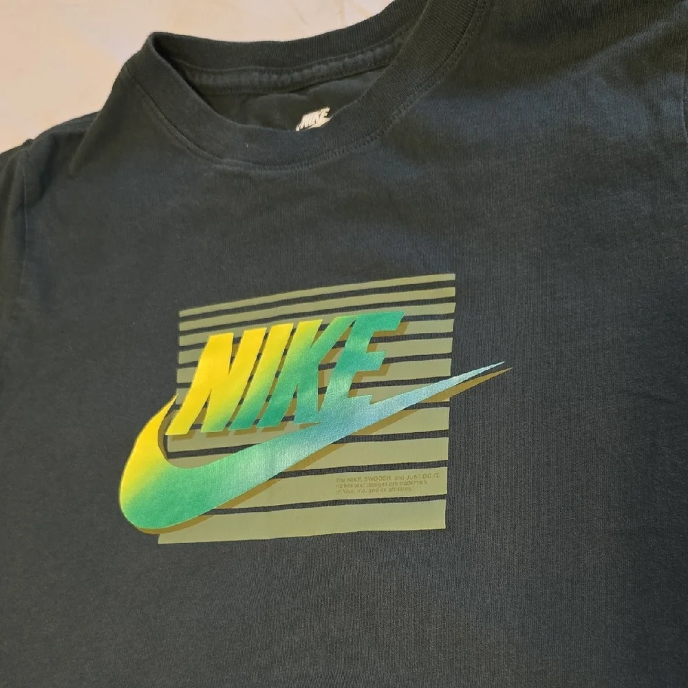 Nike Kids Graphic T-Shirt Forest Green Yellow Green Gradient Logo‎ Size Large L